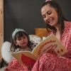 Mamma och Barn läser boken Liv Livmoder 5