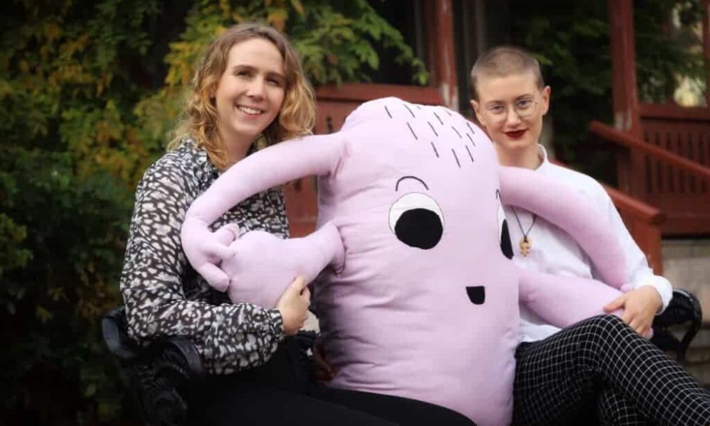 Anna och Maja tillsammans med Liv Livmoder Pressbild